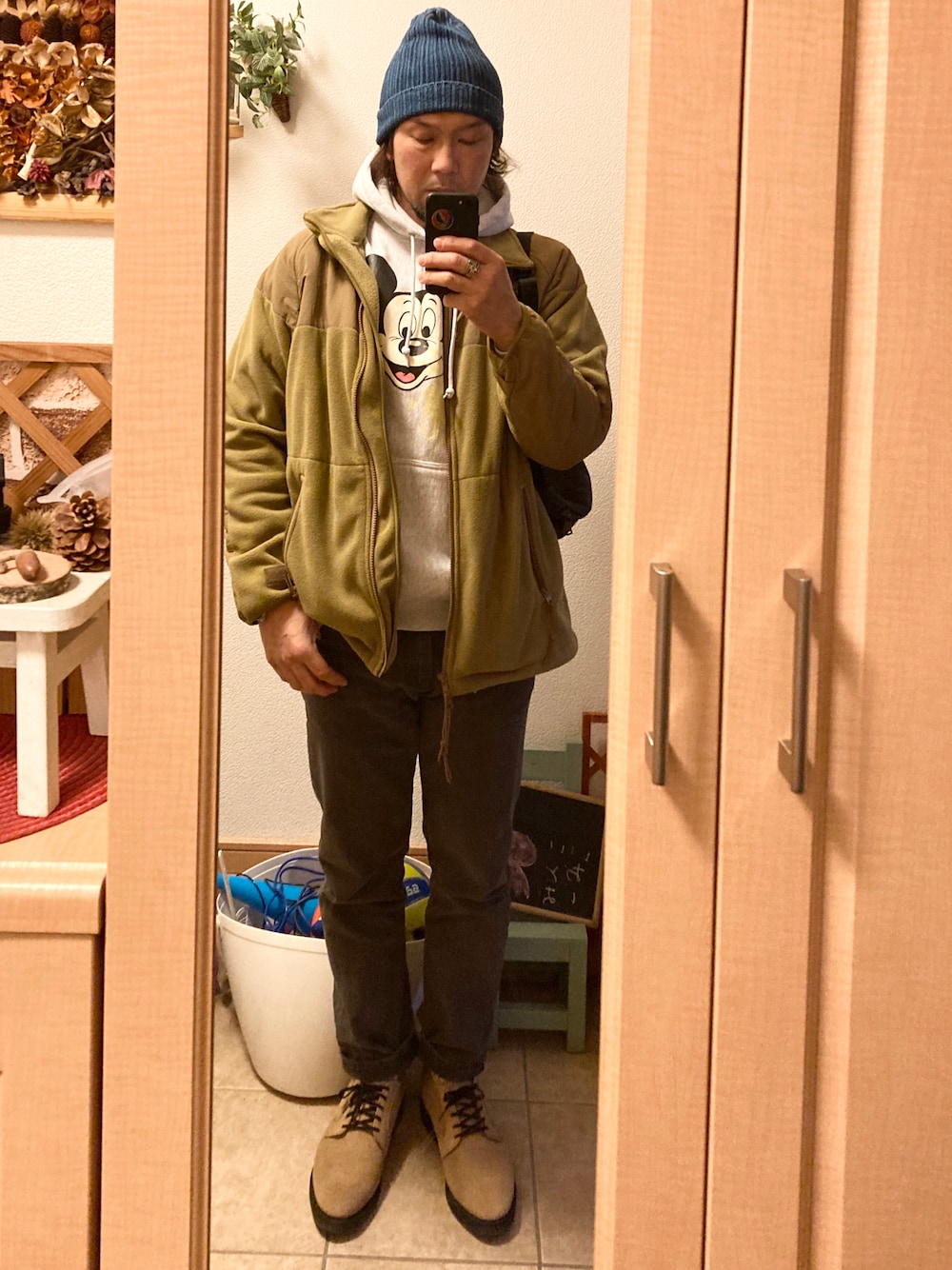 「ミリタリー、ニットキャップ、パーカー、フリース、ミッキー、LEVI'S VINTAGE CLOTHING、アメカジ、vintage、古着、オトナカジュアル、休日スタイル、スタカリ、ポストマンシューズ、レッドウィング、ウエストポーチ」｜「STANDARD CALIFORNIAのアイテム（ニットキャップ/ビーニー、ブルー系）」を使った、tomolexさん（メンズ・172cm）の冬コーディネートの1枚目の写真