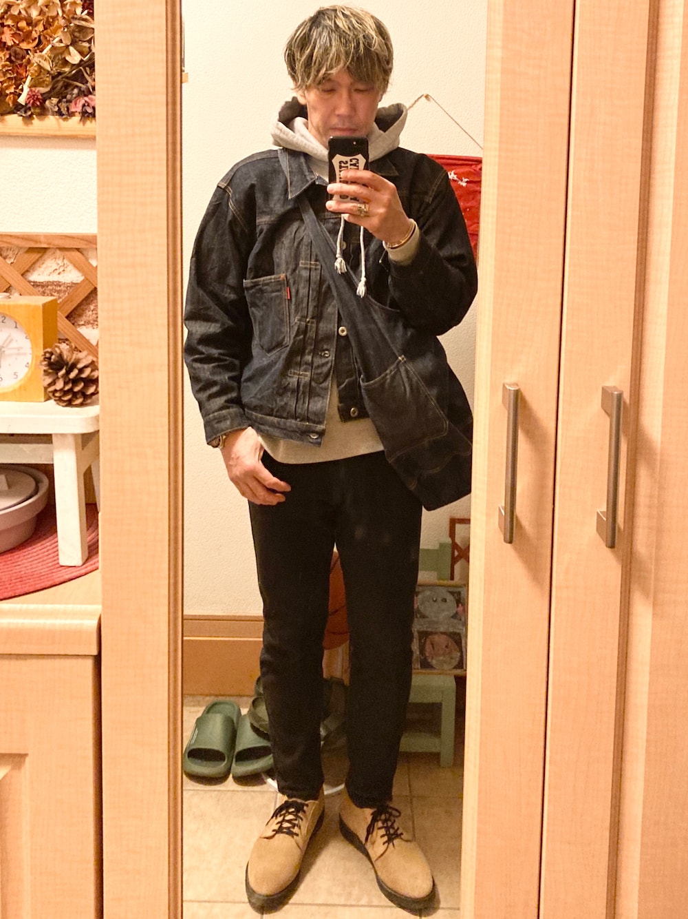 「シンプルスタイル、アメカジ、vintage、古着、デニムジャケット、LEVI'S VINTAGE CLOTHING、Champion、Reverse Weave、ブラックデニム、BAA、レッドウィング、ポストマンシューズ、デニムバッグ、休日スタイル、オトナカジュアル」｜「LEVI'S VINTAGE CLOTHINGのLVC S506XXE T-Back（デニムジャケット、ブルー系）」を使った、tomolexさん（メンズ・172cm）の冬コーディネートの1枚目の写真
