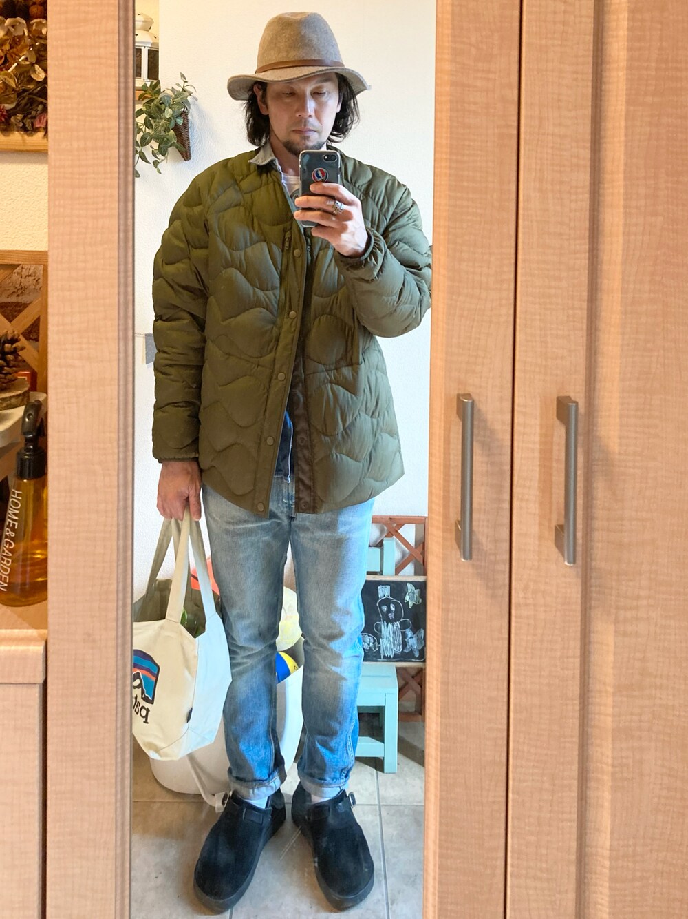 「休日スタイル、大人カジュアル、ハット、ライトジャケット、デニムシャツ、Tシャツ、デニム、レザーシューズ、トートバッグ、ジプシーアンドサンズ、ユニクロ、vintage、アメカジ、古着、パタゴニア」｜「GYPSY&SONSのアイテム（ハット、ベージュ系）」を使った、tomolexさん（メンズ・172cm）の冬コーディネートの1枚目の写真