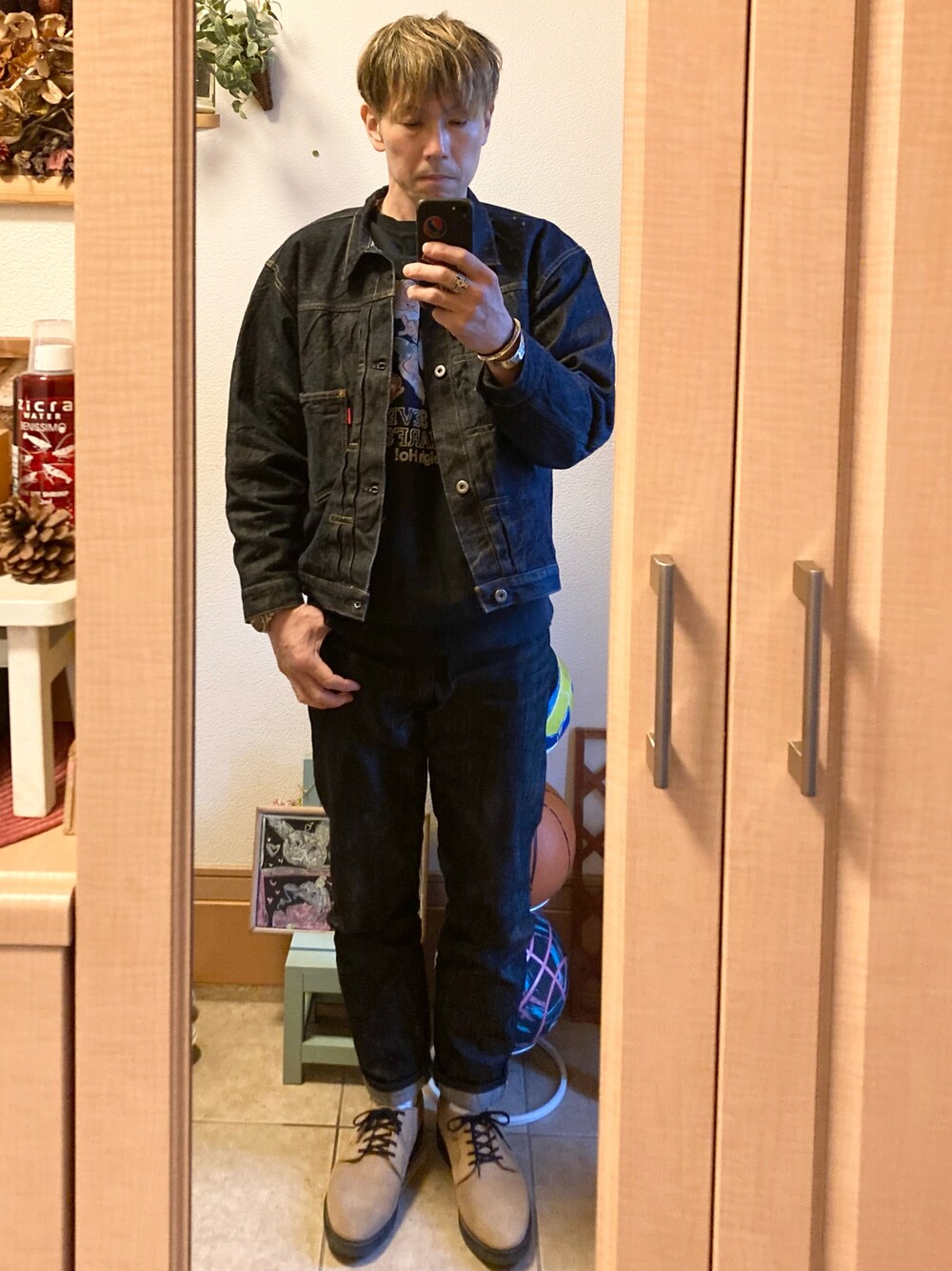 「大人カジュアル、デニムパンツ、デニムジャケット、デニムアンドデニム、ポストマンシューズ、スウェット、ディズニーコーデ、7人の小人、レッドウィング、LEVIS VINTAGE CLOTHING、デニムヘッズ、アメカジ、vintage、古着、休日スタイル」｜「LEVI'S VINTAGE CLOTHINGのLVC S506XXE T-Back（デニムジャケット、ブルー系）」を使った、tomolexさん（メンズ・172cm）の春コーディネートの1枚目の写真