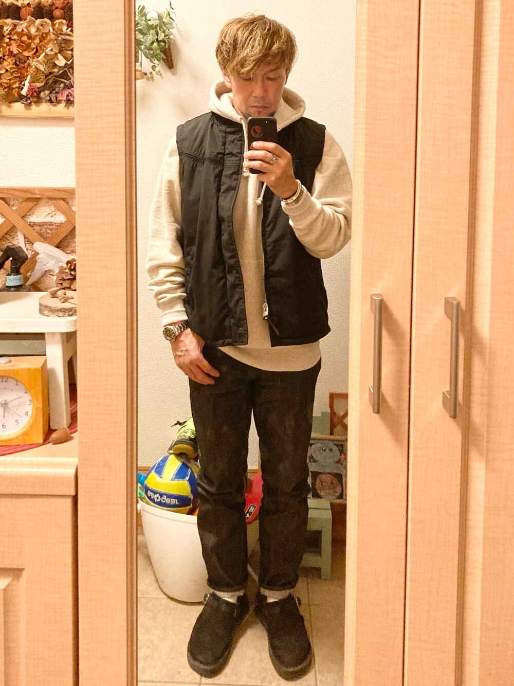 「パーカー、ベスト、デニム、レザーシューズ、Derby of San Francisco、ダービーベスト、Champion、デニムヘッズ、クビキレザー、アメカジ、vintage、古着、休日スタイル、レイヤードスタイル、シンプルコーデ」｜「Derby of San Franciscoのアイテム（ベスト、ブラック系）」を使った、tomolexさん（メンズ・172cm）の冬コーディネートの1枚目の写真