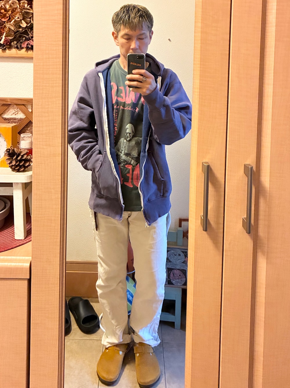 「パーカー、Champion、REVERSE WEAVE、ロックT、vintage、古着、アメカジ、LEE、ペインターパンツ、サンダル、ビルケンシュトック、ステューシー、休日スタイル、オトナカジュアル、春コーデ」｜「Championの80s vintage champion reverse weave （パーカー、ブルー系）」を使った、tomolexさん（メンズ・172cm）の春コーディネートの1枚目の写真