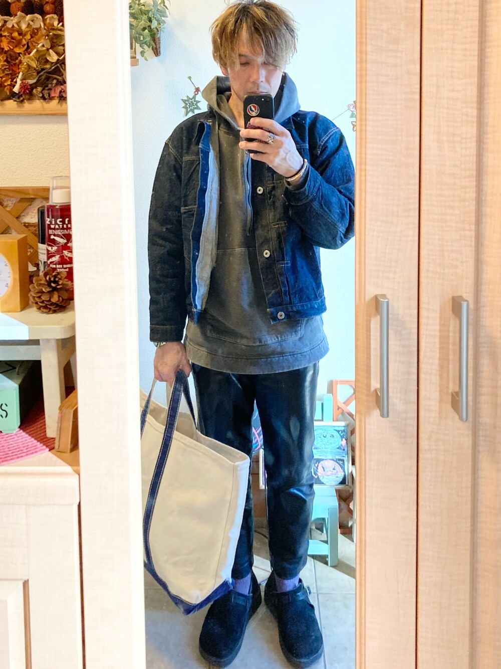 「オトナカジュアル、サンタクロース、休日スタイル、アメカジ、vintage、古着、デニムジャケット、パーカー、レザーパンツ、アニエスベー、LEVIS VINTAGE CLOTHING、good on、クビキレザー、トートバッグ、LLbean」｜「LEVI'S VINTAGE CLOTHINGのLVC S506XXE T-Back（デニムジャケット、ブルー系）」を使った、tomolexさん（メンズ・172cm）の冬コーディネートの1枚目の写真