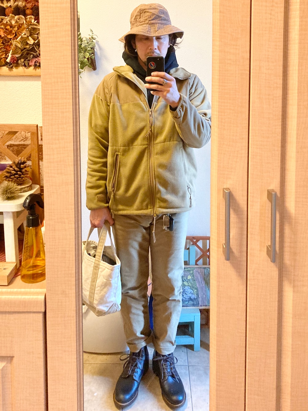 「休日スタイル、シンプルコーデ、ハット、ミリタリー、フリースジャケット、パーカー、スリムパンツ、ブーツ、トートバッグ、ナイジェルケーボン、ラッセルアスレチック、レッドウィング、アメカジ、vintage、古着」｜「Nigel Cabournのアイテム（ハット、ブラウン系）」を使った、tomolexさん（メンズ・172cm）の冬コーディネートの1枚目の写真
