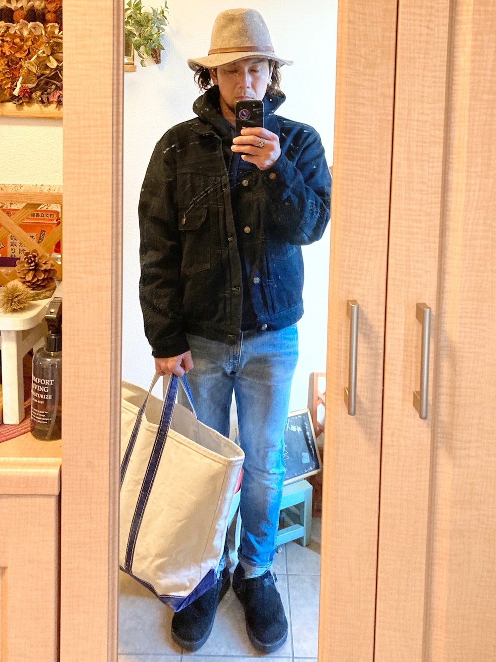 「休日スタイル、ハット、ジプシーアンドサンズ、デニムジャケット、LEVI'S VINTAGE CLOTHING、パーカー、ラッセル、デニム、レザーシューズ、クビキレザー、アメカジ、トートバッグ、LL.Bean、vintage、古着」｜「GYPSY&SONSのアイテム（ハット、ベージュ系）」を使った、tomolexさん（メンズ・172cm）の冬コーディネートの1枚目の写真