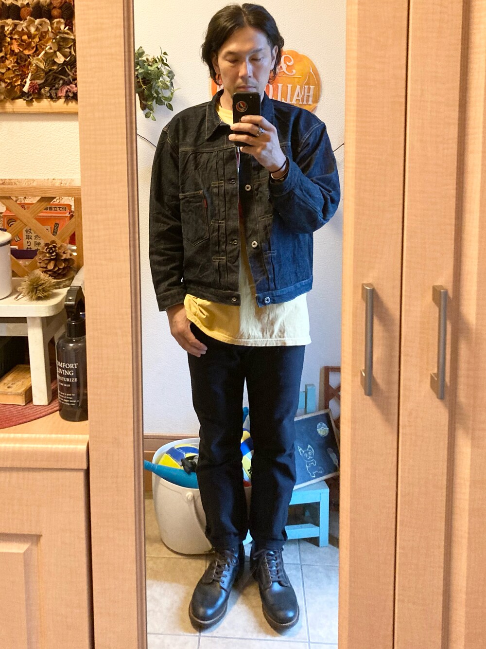 「秋冬コーデ、大人カジュアル、休日スタイル、アメカジ、vintage、古着、デニムジャケット、黒パンツ、ブーツ、レッドウィング、Levi's、LEVIS VINTAGE CLOTHING、レッドアップル」｜「LEVI'S VINTAGE CLOTHINGのLVC S506XXE T-Back（デニムジャケット、ブルー系）」を使った、tomolexさん（メンズ・172cm）の秋コーディネートの1枚目の写真