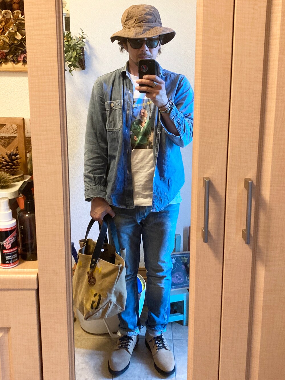 「オトナカジュアル、ハット、サングラス、デニムシャツ、Tシャツ、デニム、ポストマンシューズ、トートバッグ、ナイジェルケーボン、vintage、アメカジ、古着、レッドウィング、LEVIS VINTAGE CLOTHING、ユニクロ」｜「Nigel Cabournのアイテム（ハット、ブラウン系）」を使った、tomolexさん（メンズ・172cm）の春コーディネートの1枚目の写真