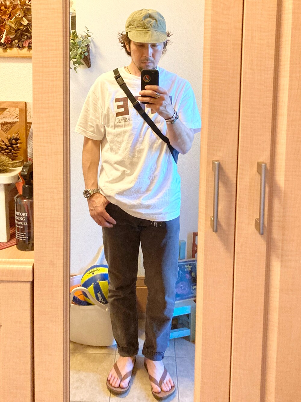 「休日スタイル、Tシャツ、レザーサンダル、メカニックキャップ、ブラックデニム、スティーブンソンオーバーオール、スタカリ、LEVIS VINTAGE CLOTHING、browns、アメカジ、古着、vintage、オトナカジュアル、life、ウエストポーチ」｜「STEVENSON OVERALL CO.のアイテム（キャップ、グリーン系）」を使った、tomolexさん（メンズ・172cm）の春コーディネートの1枚目の写真