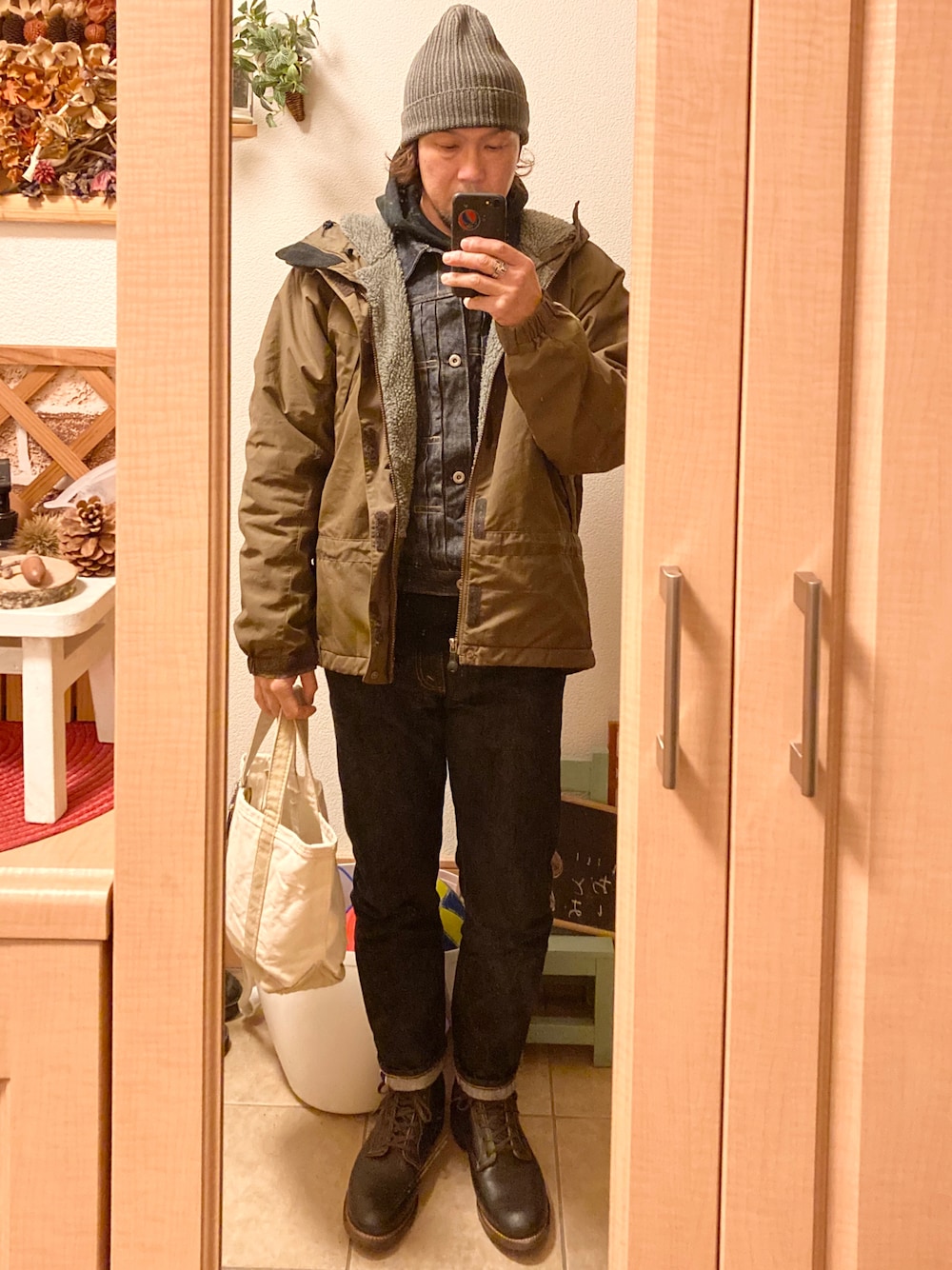 「オトナカジュアル、休日スタイル、vintage、古着、アメカジ、ニットキャップ、スタカリ、パタゴニア、LEVI'S VINTAGE CLOTHING、デニムジャケット、デニム、ブーツ、レッドウィング、トートバッグ、LL.Bean」｜「STANDARD CALIFORNIAのアイテム（ニットキャップ/ビーニー、ブラック系）」を使った、tomolexさん（メンズ・172cm）の冬コーディネートの1枚目の写真