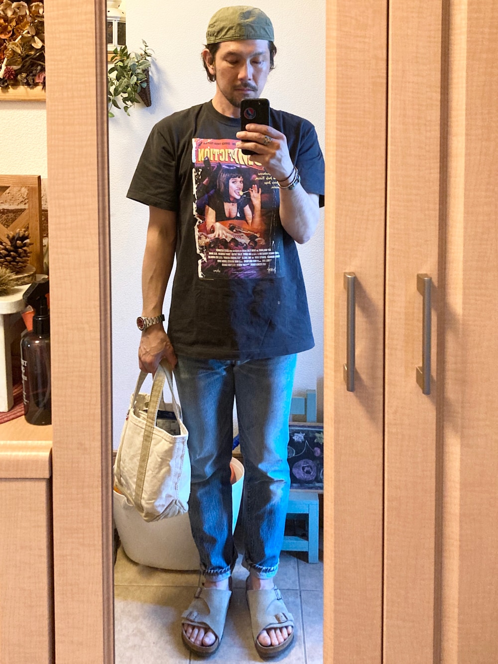 「休日スタイル、メカニックキャップ、ムービーTシャツ、デニム、サンダル、スティーブンソンオーバーオール、パルプフィクション、Levi's、ビルケンシュトック、アメカジ、vintage、古着、501、オトナカジュアル、トートバッグ」｜「STEVENSON OVERALL CO.のアイテム（キャップ、グリーン系）」を使った、tomolexさん（メンズ・172cm）の春コーディネートの1枚目の写真