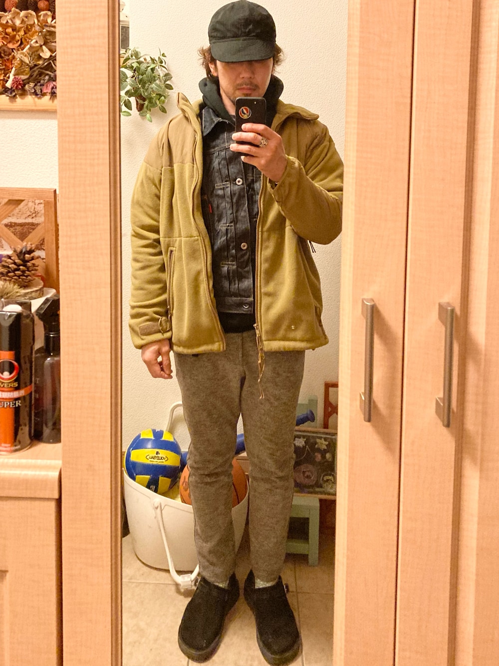 「シンプル、スポーツミックス、アメカジ、vintage、古着、メカニックキャップ、フリースジャケット、デニムジャケット、NNパンツ、レザーシューズ、LEVIS VINTAGE CLOTHING、グラミチ、クビキレザー、ミリタリー、パーカー」｜「STEVENSON OVERALL CO.のSOC mechanic cap（キャップ、ブラック系）」を使った、tomolexさん（メンズ・172cm）の春コーディネートの1枚目の写真