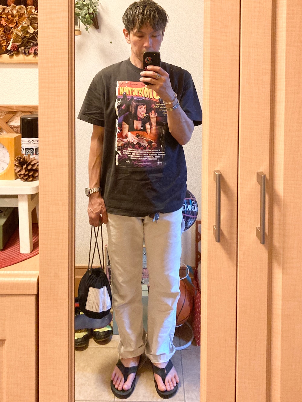 「夏コーデ、ブラック×ホワイト、ムービーTシャツ、パルプフィクション、LEE、ペインターパンツ、サンダル、レインボーサンダル、スタカリ、アメカジ、vintage、古着、休日スタイル、オトナカジュアル」｜「MOVIE TEEのパルプフィクション Movie T（Tシャツ/カットソー、ブラック系）」を使った、tomolexさん（メンズ・172cm）の夏コーディネートの1枚目の写真