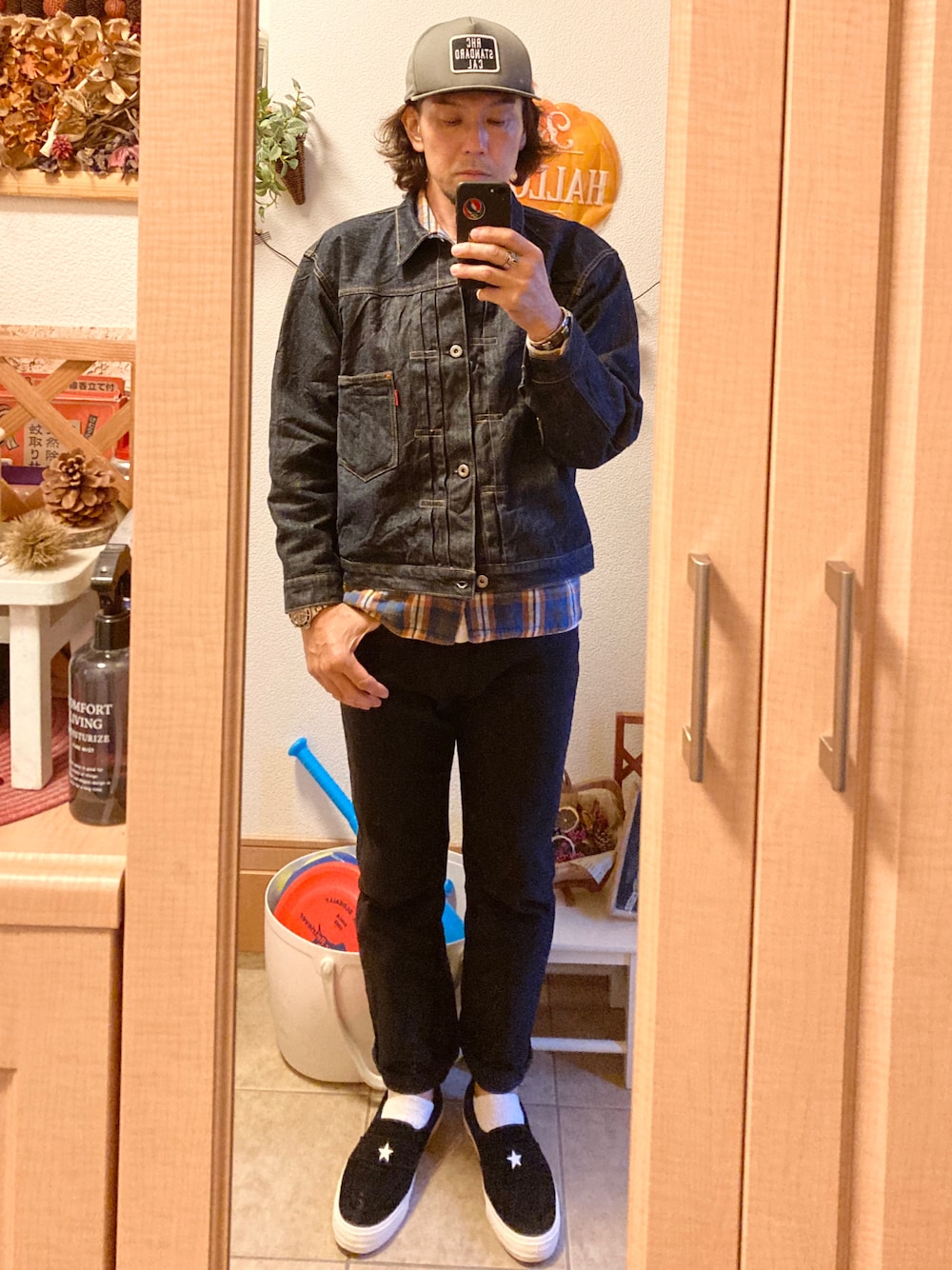 「休日スタイル、キャップ、スタカリ、ロンハーマン、LEVI'S VINTAGE CLOTHING、デニムジャケット、黒パンツ、CONVERSE ADDICT、ワンスターローファー、NEXUSVII、大人カジュアル、スニーカー、Levi's、アメカジ、vintage」｜「STANDARD CALIFORNIAのアイテム（キャップ、グリーン系）」を使った、tomolexさん（メンズ・172cm）の秋コーディネートの1枚目の写真