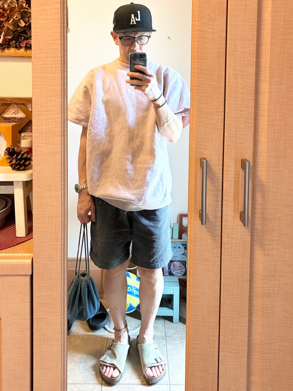 「キャップ、ロンハーマン、スウェット、Champion、REVERSE WEAVE、短パン、STANDARD CALIFORNIA、サンダル、ビルケンシュトック、巾着バッグ、めがね、JINS、アメカジ、vintage、古着」｜「Ron Hermanのアイテム（キャップ、ブラック系）」を使った、tomolexさん（メンズ・172cm）の春コーディネートの1枚目の写真
