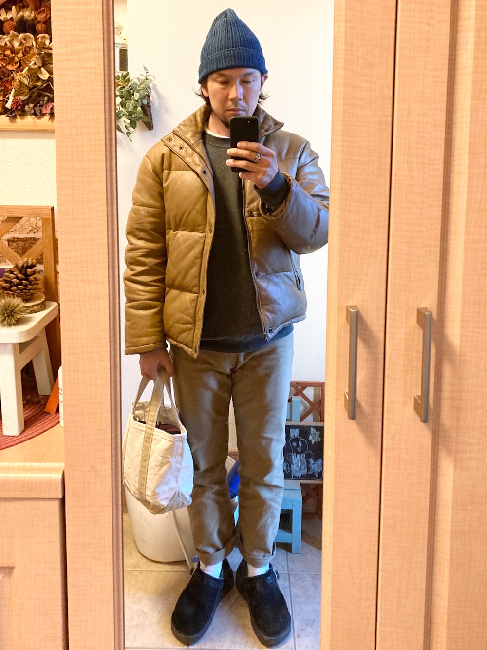 「休日コーデ、古着、vintage、アメカジ、トートバッグ、スウェット、ニットキャップ、スリムパンツ、レザーシューズ、スタカリ、ショット、good on、Levi's、LL.Bean、クビキレザー」｜「STANDARD CALIFORNIAのアイテム（ニットキャップ/ビーニー、ブルー系）」を使った、tomolexさん（メンズ・172cm）の冬コーディネートの1枚目の写真