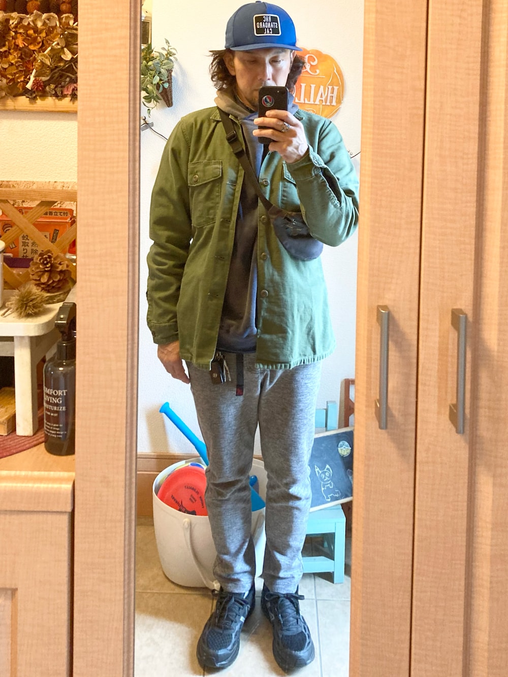 「ミリタリー、ミリタリーシャツ、キャップ、スタカリ、ロンハーマン、パーカー、threeface、グラミチ、ニューバランス、アメカジ、vintage、古着、休日スタイル、ラフ、公園スタイル」｜「STANDARD CALIFORNIAのアイテム（キャップ、ブルー系）」を使った、tomolexさん（メンズ・172cm）の秋コーディネートの1枚目の写真