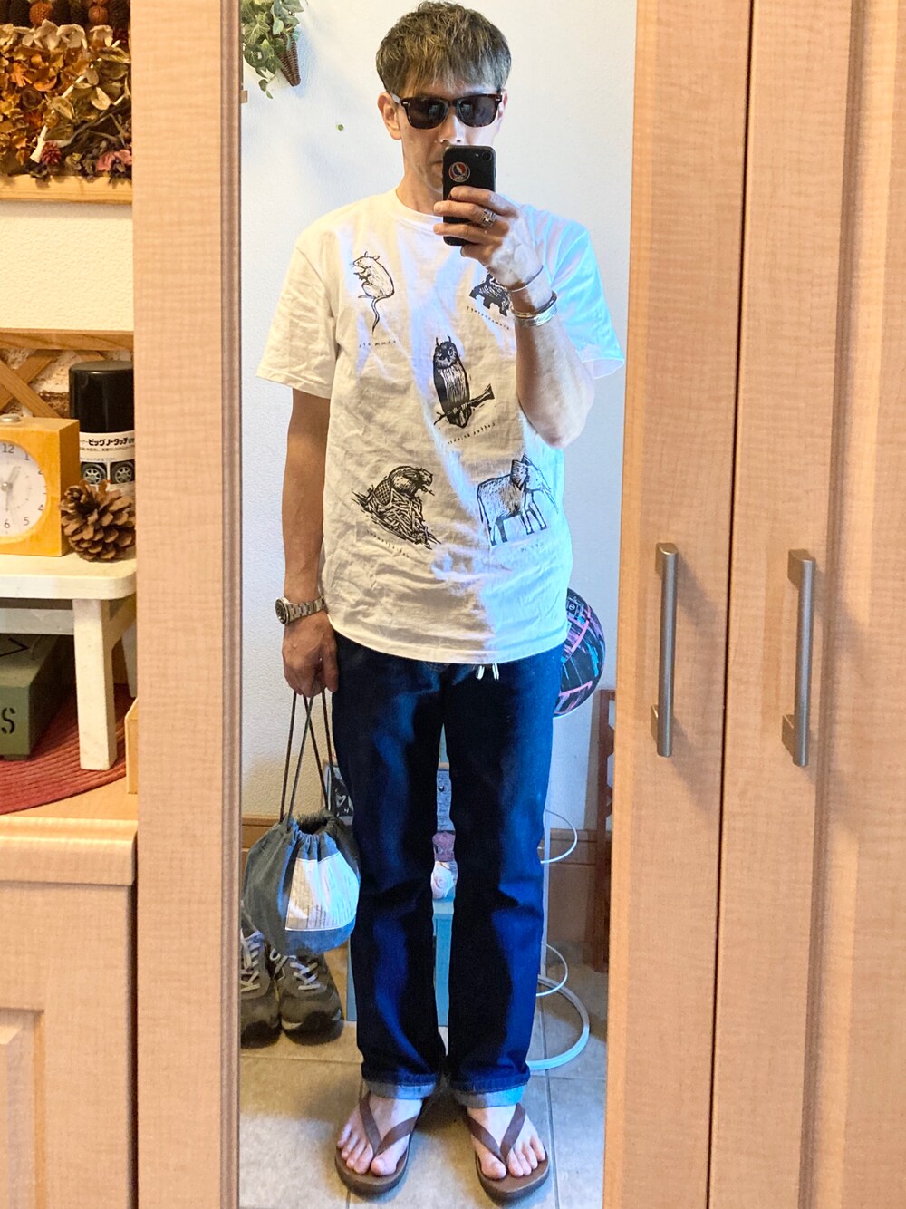 「休日スタイル、アメカジ、vintage、古着、サングラス、スタカリ、アニマルＴシャツ、ブーツカットパンツ、デニム、Levi's、サンダル、レザーサンダル、巾着バッグ、大人カジュアル、ゆるコーデ」｜「STANDARD CALIFORNIAのアイテム（サングラス、ブラウン系）」を使った、tomolexさん（メンズ・172cm）の夏コーディネートの1枚目の写真