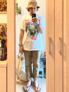 「アイテム（バングル/リストバンド、グリーン系）」を使った、tomolexさん（メンズ・172cm）の夏コーディネート