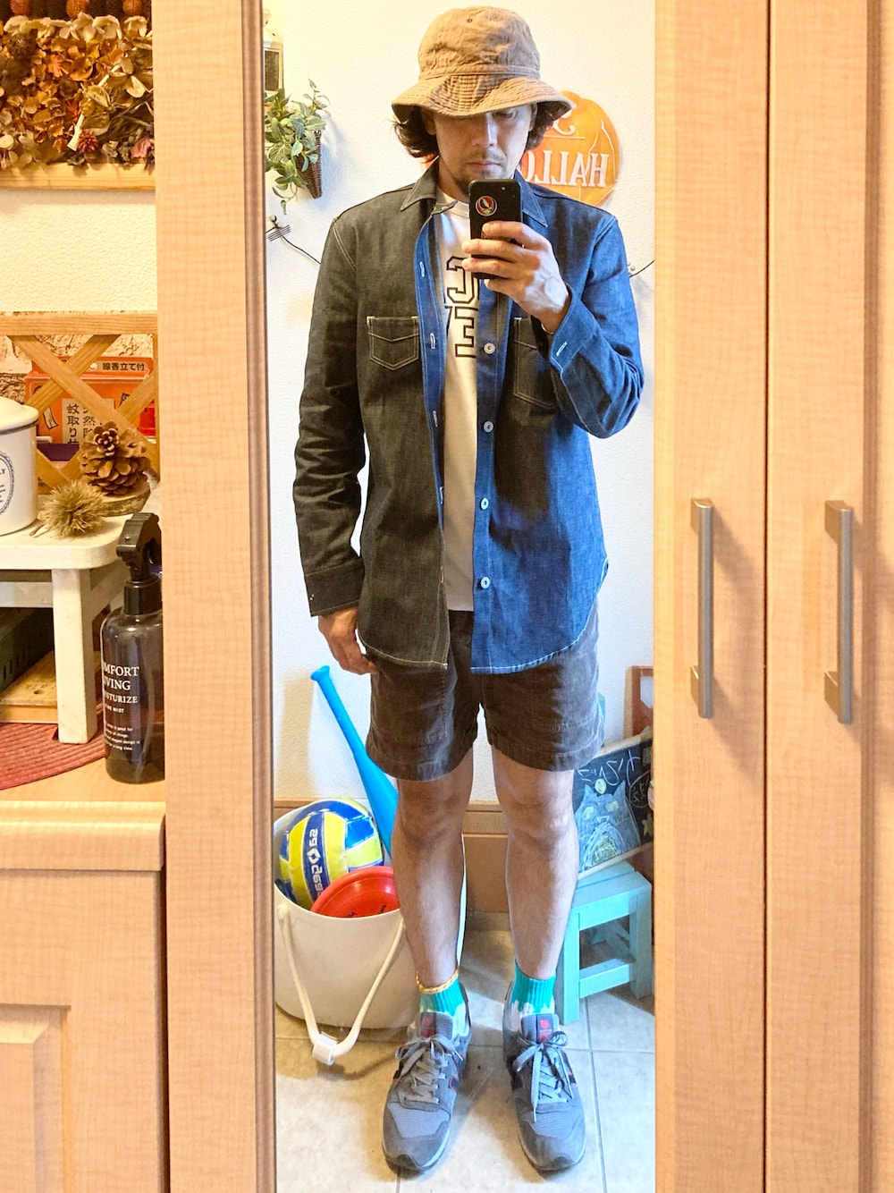「大人カジュアル、秋コーデ、アメカジ、vintage、古着、ハット、ナイジェル・ケーボン、デニムヘッズ、スタカリ、サンライトビリーバー、Tシャツ、短パン、スニーカー、ニューバランス、休日スタイル」｜「Nigel Cabournのアイテム（ハット、ブラウン系）」を使った、tomolexさん（メンズ・172cm）の秋コーディネートの1枚目の写真