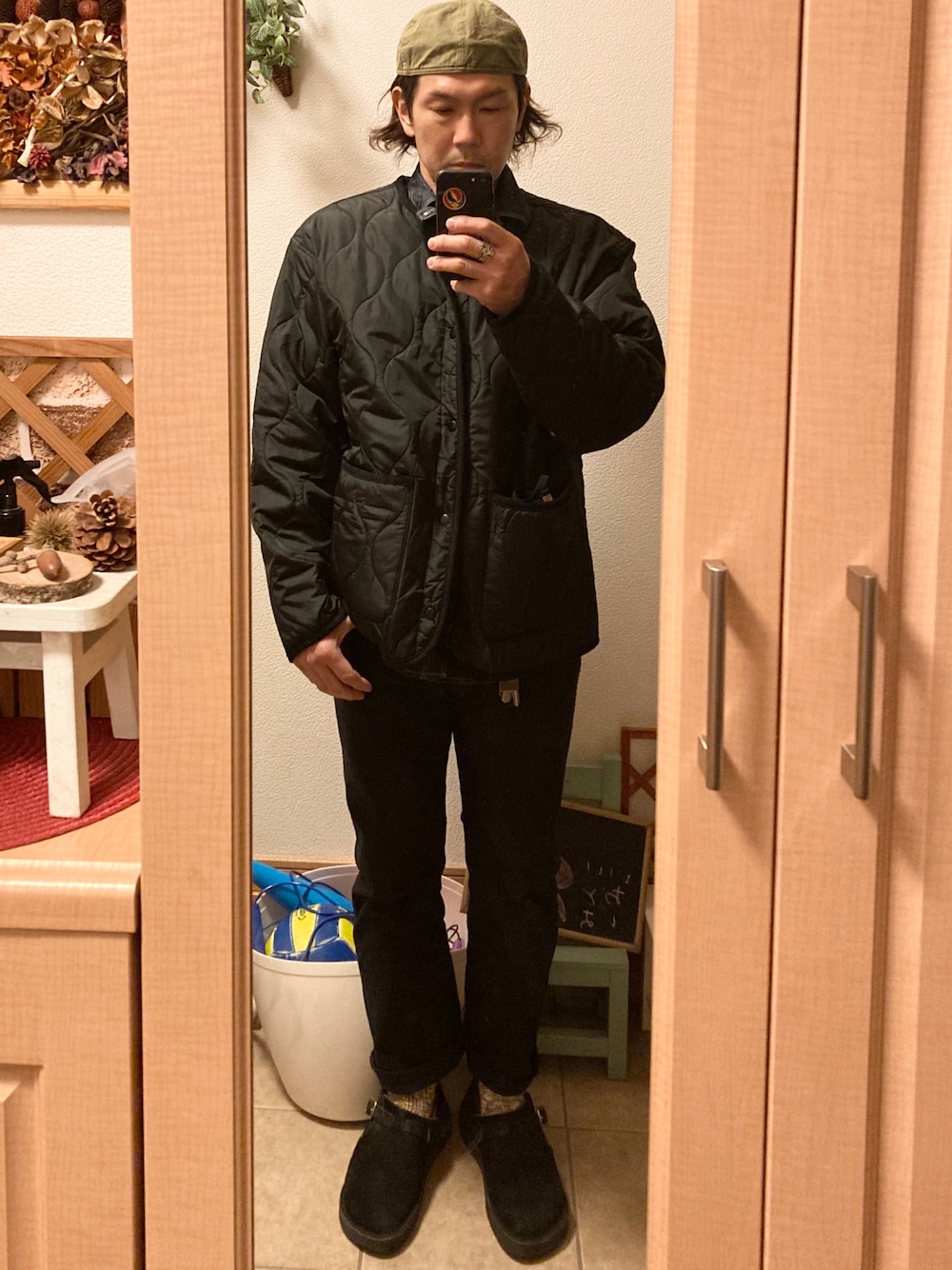 「大人カジュアル、モノトーン、メカニックキャップ、キルティングジャケット、デニムシャツ、黒パンツ、レザーシューズ、デニムヘッズ、スティーブンソンオーバーオール、Levi's、アメカジ、vintage、古着、休日スタイル、インディアンジュエリー」｜「STEVENSON OVERALL CO.のアイテム（キャップ、グリーン系）」を使った、tomolexさん（メンズ・172cm）の冬コーディネートの1枚目の写真