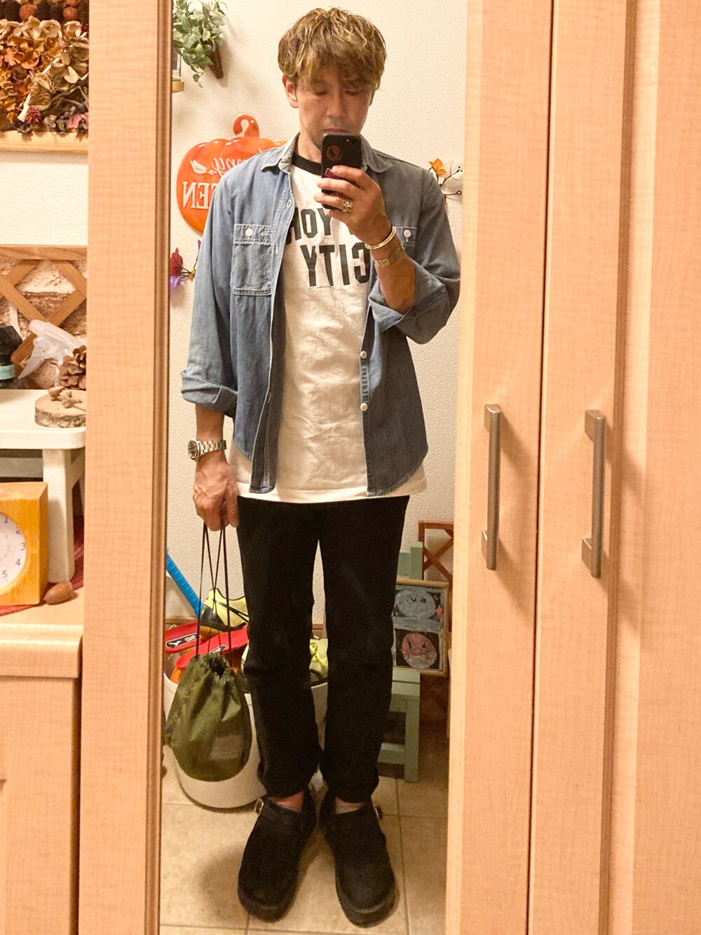 「オトナカジュアル、デニムシャツ、リンガーTシャツ、ブラックパンツ、レザーシューズ、アメカジ、vintage、古着、クビキレザー、シアーズ、ジョンレノン、巾着バッグ、グレゴリー、ネクサスセブン、休日スタイル」｜「VINTAGEのvintage シアーズ デニムシャツ（シャツ/ブラウス、ブルー系）」を使った、tomolexさん（メンズ・172cm）の冬コーディネートの1枚目の写真
