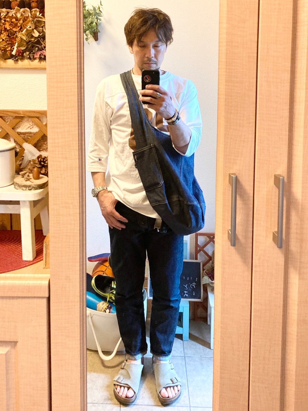 「初夏コーデ、アメカジ、vintage、古着、フットボールTシャツ、スタカリ、デニム、デニムヘッズ、サンダル、ビルケンシュトック、デニムバッグ、オトナカジュアル、休日スタイル、Champion、インディアンジュエリー」｜「STANDARD CALIFORNIAのStandard California × champion 20th anniversary footballT（Tシャツ/カットソー、ホワイト系）」を使った、tomolexさん（メンズ・172cm）の夏コーディネートの1枚目の写真