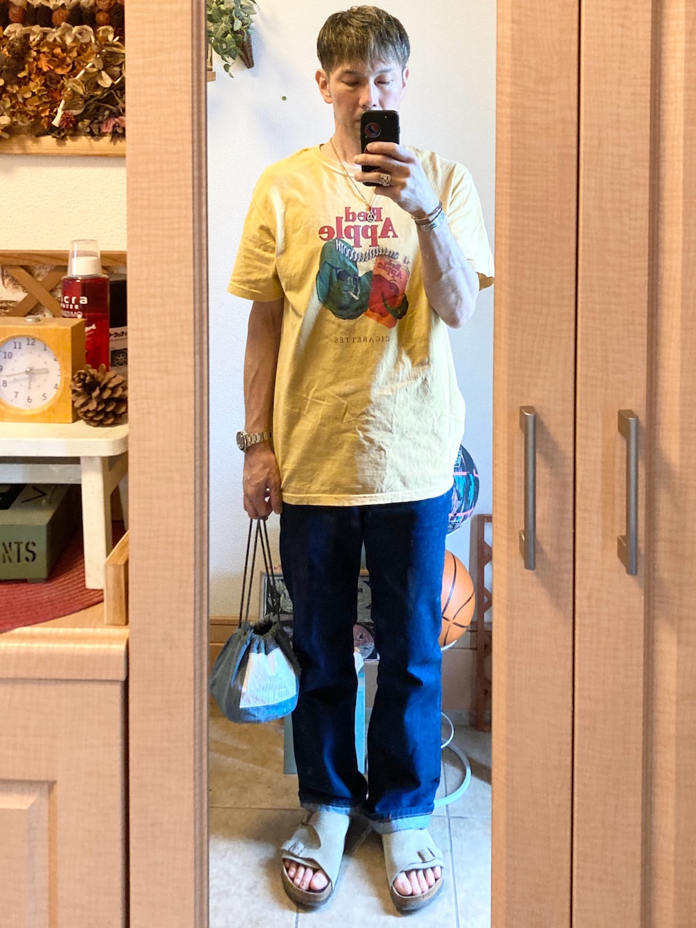 「夏コーデ、Tシャツ、レッドアップル、デニム、Levi's、ビルケンシュトック、サンダル、巾着バッグ、ネクサスセブン、グレゴリー、オトナカジュアル、古着、休日スタイル、517、ブーツカットパンツ」｜「Red Appleのアイテム（Tシャツ/カットソー、イエロー系）」を使った、tomolexさん（メンズ・172cm）の夏コーディネートの1枚目の写真