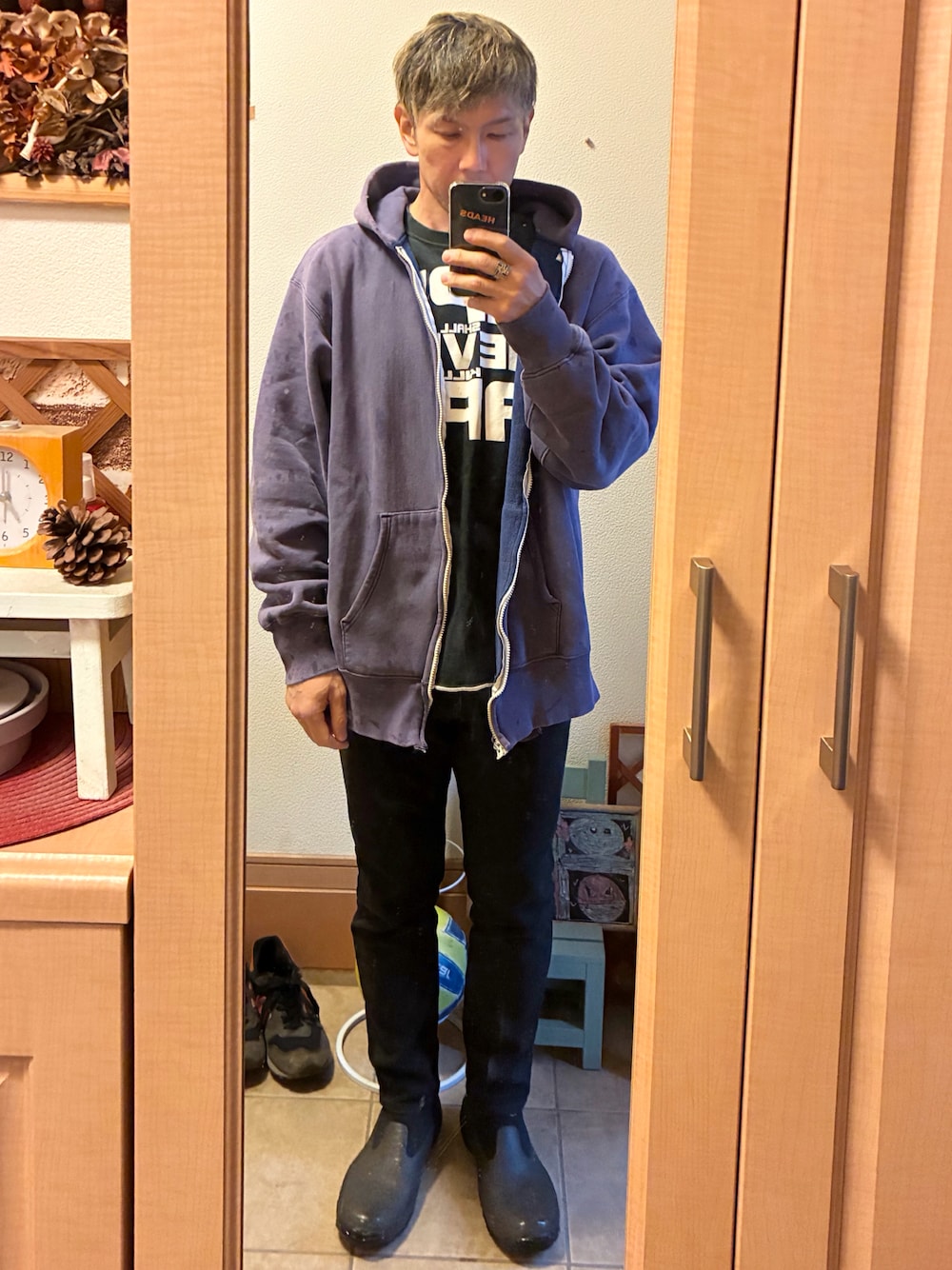 「パーカー、Champion、リバーシブル、アベイシングエイプ、ブラックパンツ、ダナー、レインブーツ、アメカジ、vintage、古着、休日スタイル、オトナカジュアル、indian jewelry、ROLEX」｜「Championの80s vintage champion reverse weave （パーカー、ブルー系）」を使った、tomolexさん（メンズ・172cm）の春コーディネートの1枚目の写真