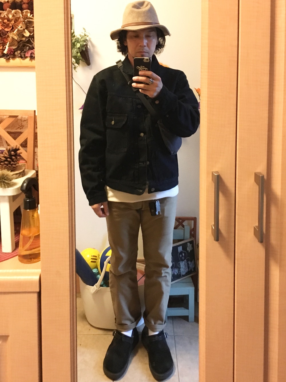 ブラック系のデニムジャケット、ホワイト系のTシャツ/カットソー、ベージュ系のデニムパンツを着用したメンズの秋コーディネートの1枚目の写真