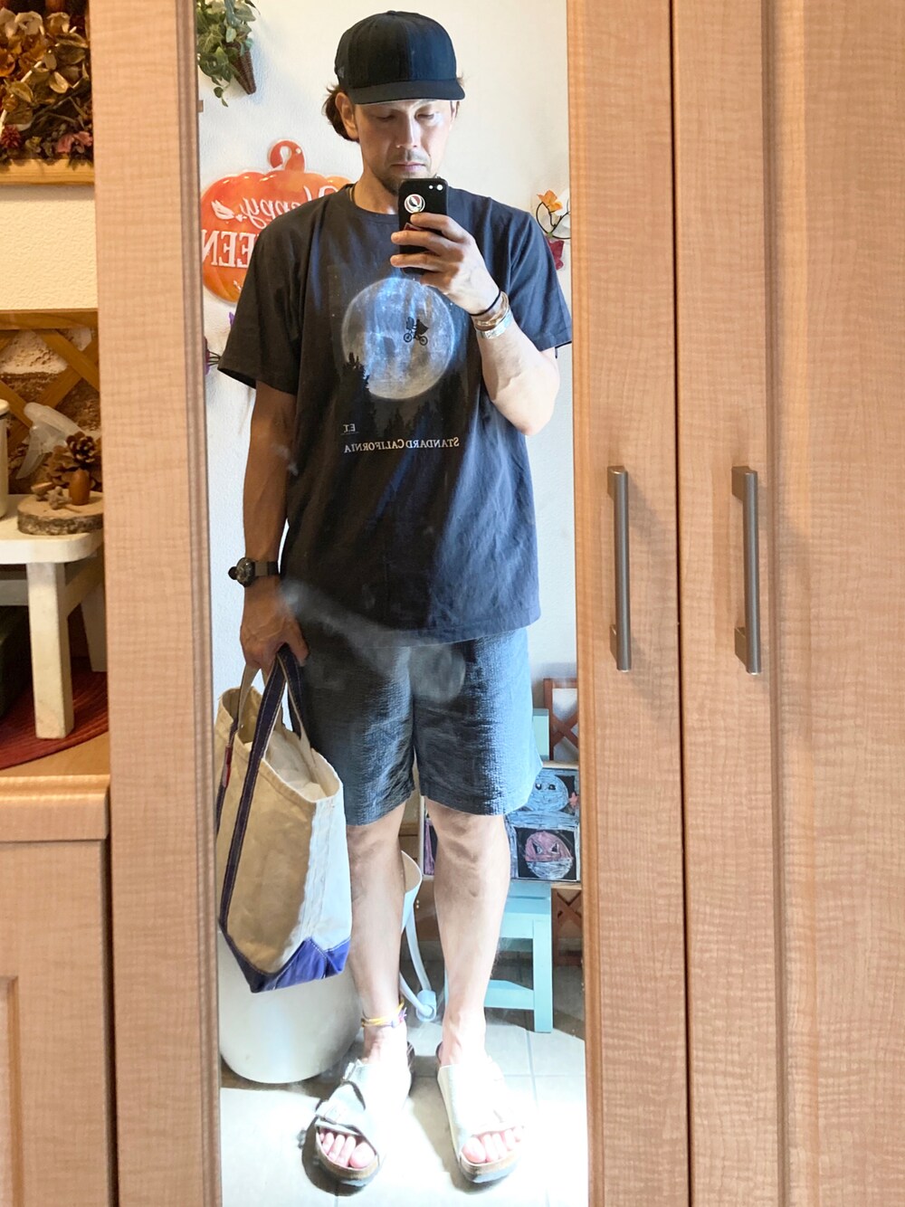 「古着、アメカジ、vintage、キャップ、Tシャツ、短パン、サンダル、ニューエラ、スタカリ、ビルケンシュトック、トートバッグ、LL.Bean、オトナカジュアル、休日スタイル」｜「NEW ERAのアイテム（キャップ、ブルー系）」を使った、tomolexさん（メンズ・172cm）の秋コーディネートの1枚目の写真