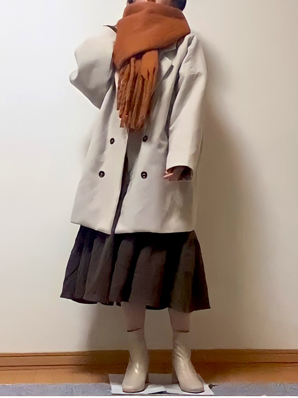 「大人ガーリー、ショートブーツ、休日スタイル、ブラウンコーデ、クリスマスに着たい服、マフラー、152cm、ショートヘア、低身長」｜「moment+のボリュームフリンジマフラー（マフラー、オレンジ系）」を使った、sena🧸さん（レディース・152cm）の冬コーディネートの1枚目の写真