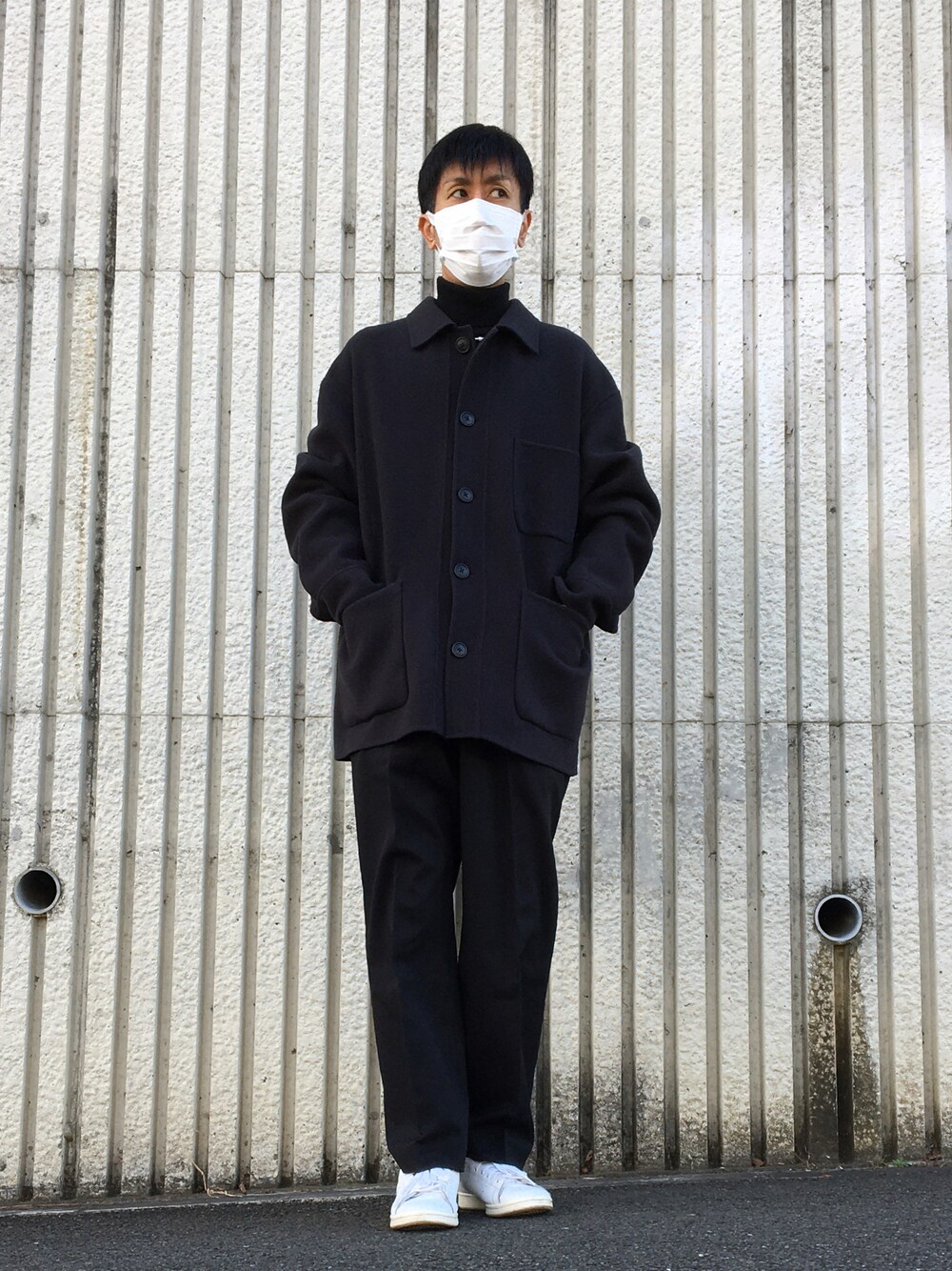 「ユニクロ、ユニクロコーデ、ユニクロユー、スニーカー、ユニクロU、ユニクロ+J、プラスJ、UNIQLO、UNIQLO U、UNIQLO+J、アディダス、adidas、スタンスミス、stan smith、ゆるコーデ」｜「UNIQLOのワイドフィットテーパードパンツ セットアップ可能（その他パンツ、ブラック系）」を使った、shinyaさん（メンズ・172cm）の冬コーディネートの1枚目の写真