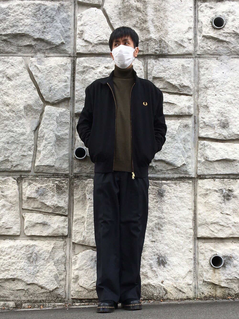 「フレッドペリー、FRED PERRY、ドクターマーチン、Dr.Martens、ユニクロ、UNIQLO、UNIQLO U、ユニクロユー、ワイドパンツ、ゆるコーデ」｜「FRED PERRYのSharp Harrington Jacket（ブルゾン、ブラック系）」を使った、shinyaさん（メンズ・172cm）の春コーディネートの1枚目の写真