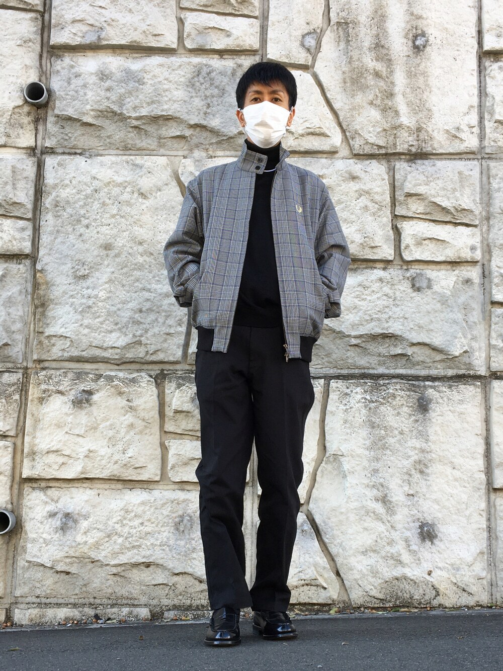 「フレッドペリー、FRED PERRY、ハリントンジャケット、UNIQLO、UNIQLO U、ユニクロ、ユニクロユー、ユニクロU、秋冬コーデ、チノパン、ローファー、リーガル、regal」｜「UNIQLOのレギュラーフィットチノ（チノパンツ、ブラック系）」を使った、shinyaさん（メンズ・172cm）の冬コーディネートの1枚目の写真
