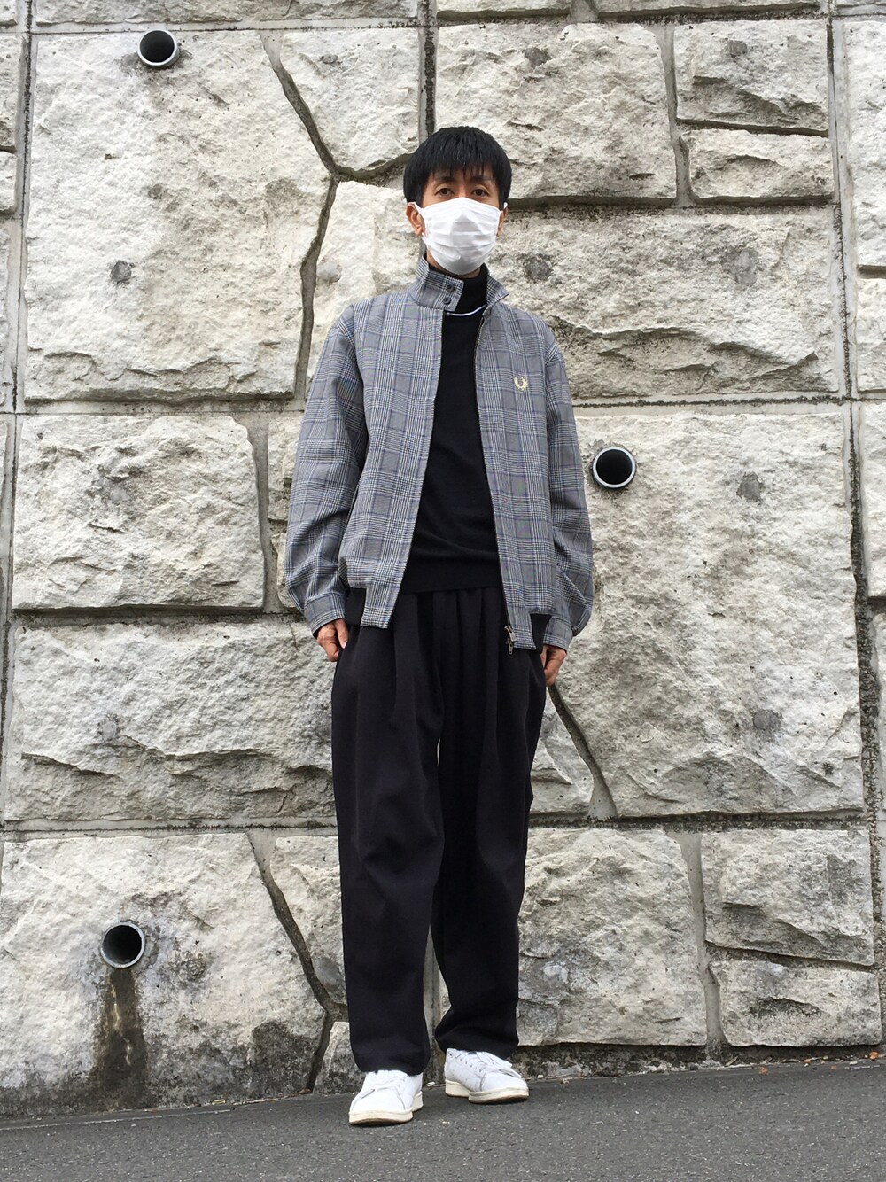 「きれいめカジュアル、フレッドペリー、FRED PERRY、ジャケット、ユニクロ、UNIQLO、ユニクロユー、UNIQLO U、エクストラファインメリノ、アディダス、adidas、スタンスミス、stan smith」｜「adidasのスタンスミス [STAN SMITH] アディダスオリジナルス（スニーカー、ホワイト系）」を使った、shinyaさん（メンズ・172cm）の冬コーディネートの1枚目の写真