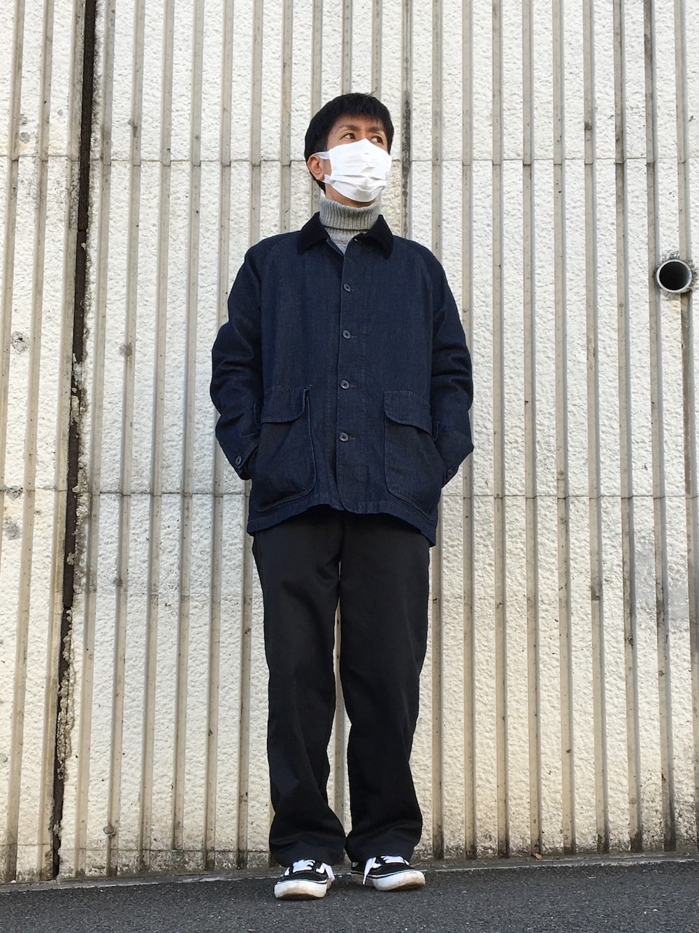 「ユニクロ、デニムジャケット、UNIQLO、バンズ、VANS、オールドスクール、oldskool、レッドキャップ、REDKAP」｜「RED KAPの【RED KAP/レッドキャップ】（UN）INDUSTRIAL PANT（チノパンツ、ブラック系）」を使った、shinyaさん（メンズ・172cm）の冬コーディネートの1枚目の写真