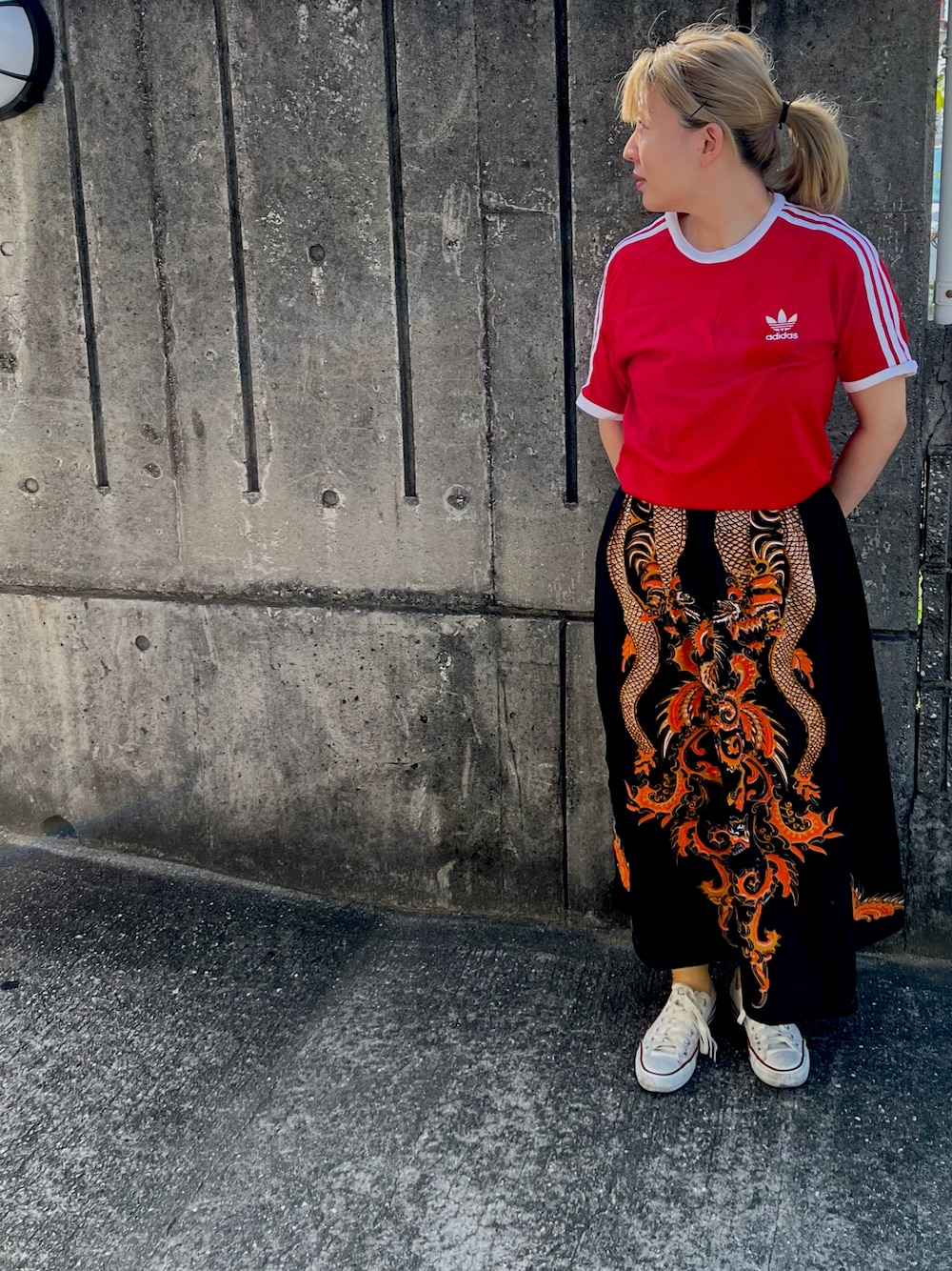 「休日スタイル、夏コーデ、オトナ女子、おしゃれさんと繋がりたい、夏、ゆるコーデ」｜「adidasのスリーストライプスTシャツ [3 STRIPES TEE] アディダスオリジナルス（Tシャツ/カットソー、レッド系）」を使った、Ｔ.さん（レディース・156cm）の夏コーディネートの1枚目の写真