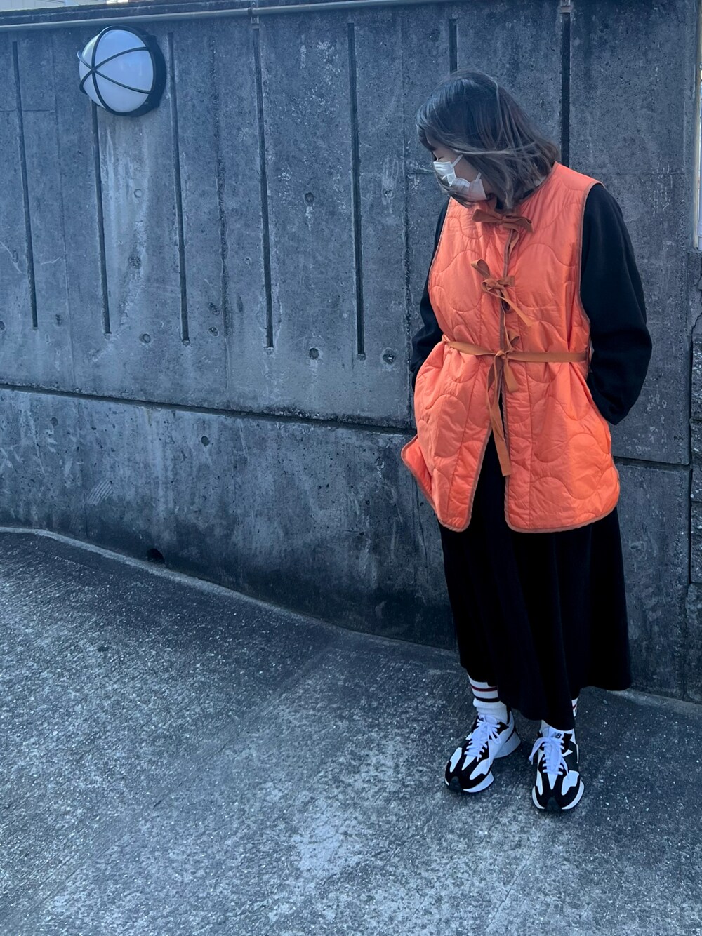「カジュアルコーデ、ラフコーデ、差し色」｜「NEW BALANCEのアイテム（スニーカー、ブラック系）」を使った、Ｔ.さん（レディース・156cm）の冬コーディネートの1枚目の写真