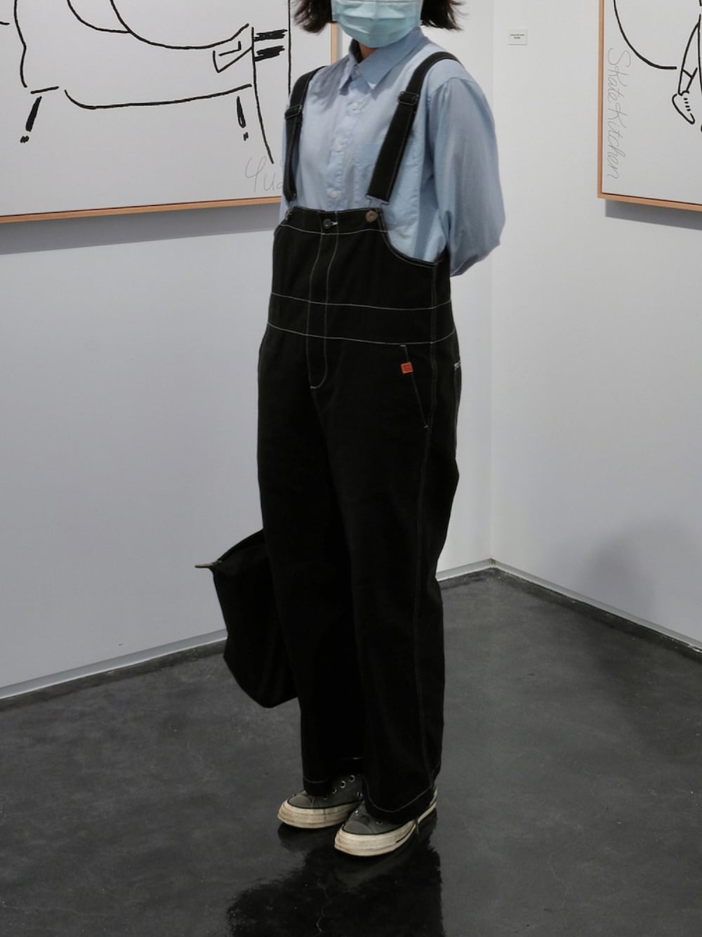 「Taiwan、simple、rainy、date、streetstyle、gallery、exhibition、Taipei city」｜「UNIVERSAL OVERALLの【UNIVERSAL OVERALL/ユニバーサルオーバーオール】別注オーバーオール（サロペット/オーバーオール、ブラック系）」を使った、Pamさん（レディース・164cm）の秋コーディネートの1枚目の写真