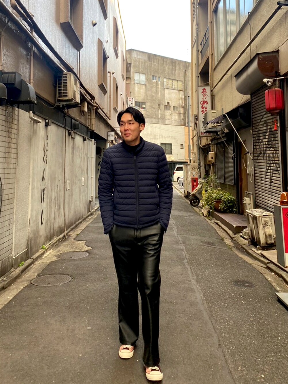 「シンプル、フレアパンツ」｜「ZARAのアイテム（その他パンツ、ブラック系）」を使った、昴さん（メンズ・183cm）の冬コーディネートの1枚目の写真