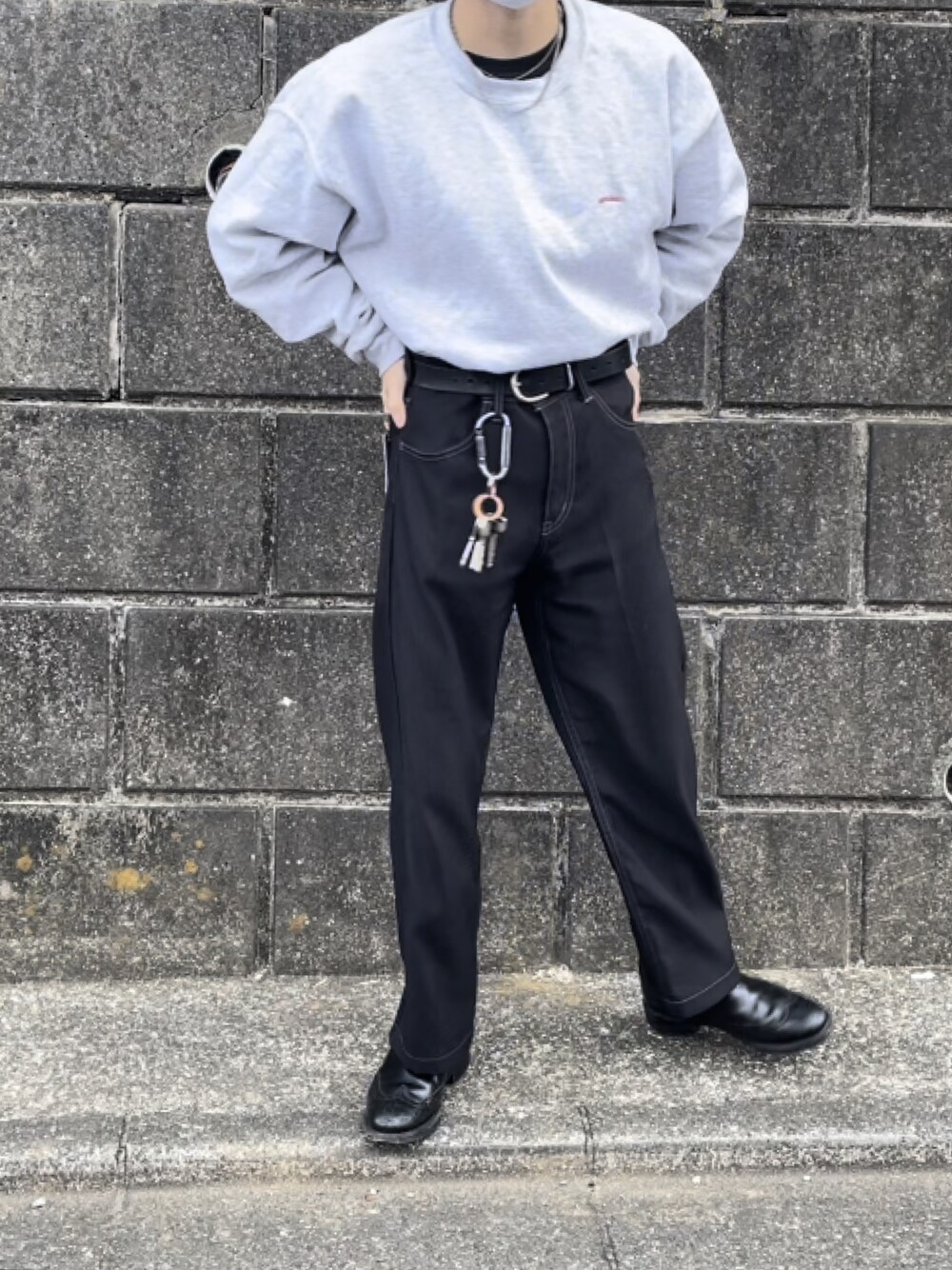 「モノトーンコーデ、冬、カジュアルコーデ、ootd、モード、タックイン、スウエット、革靴、ストリート、サイドゴアブーツ、ブーツ、冬のコーデ」｜「DAIRIKUのアイテム（スラックス、ブラック系）」を使った、kitemiluさん（メンズ・165cm）の冬コーディネートの1枚目の写真