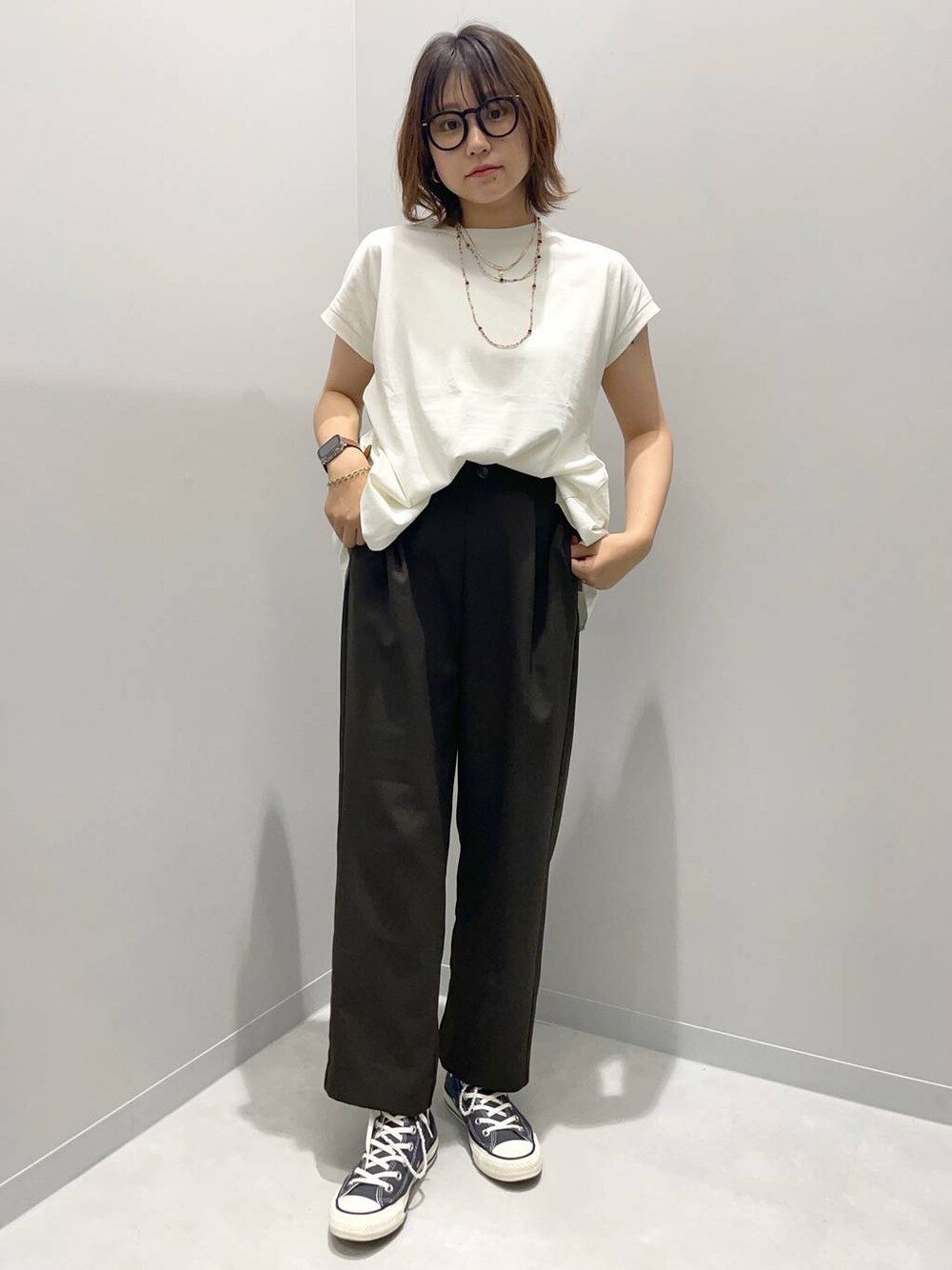 ホワイト系のTシャツ/カットソー、ブラウン系のその他パンツ、オレンジ系のネックレスを着用したレディースの夏コーディネートの1枚目の写真