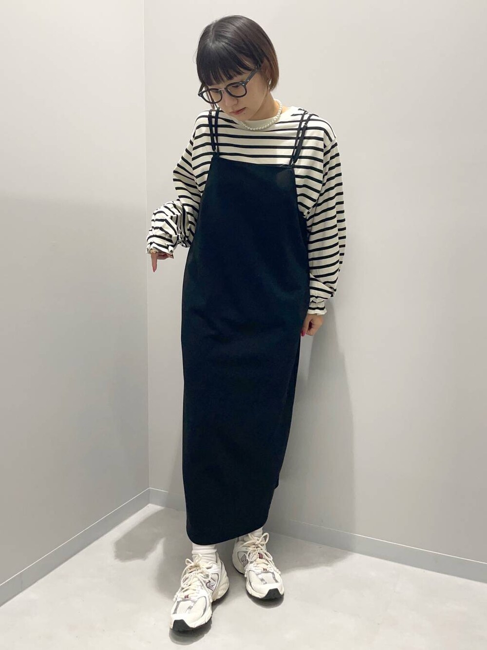 グレー系のTシャツ/カットソー、ブラック系のシャツワンピースを着用したレディースの秋コーディネートの1枚目の写真