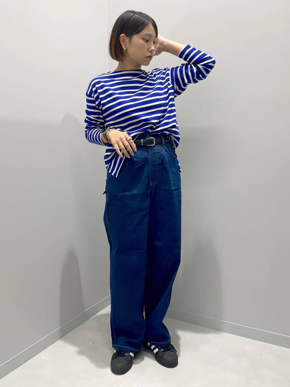 ブルー系のデニムパンツ、ブルー系のTシャツ/カットソーを着用したレディースの秋コーディネートの1枚目の写真