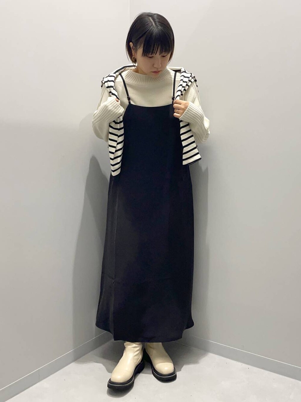 「カジュアル、ベーシック/シンプル、オーバーサイズ、ママコーデ、秋コーデ、骨格ストレート、ニット、ボーダー、キャミワンピース、ブーツ」｜「GLOBAL WORK Smile Seed StoreのAラインキャミワンピース/116016（シャツワンピース、ブラック系）」を使った、kinacoさん（レディース・158cm）の秋コーディネートの1枚目の写真