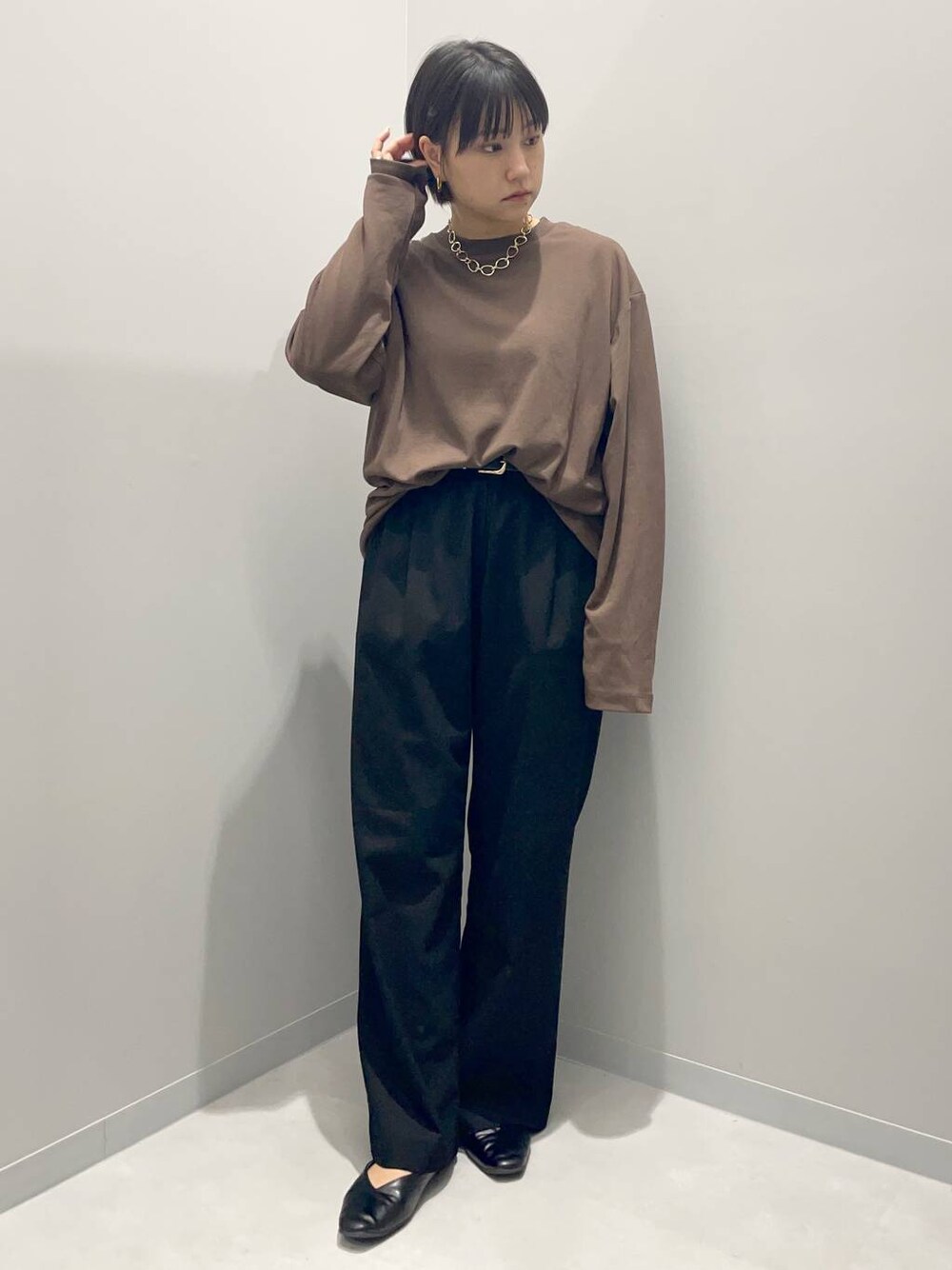 ブラック系のその他パンツ、ブラウン系のTシャツ/カットソー、ゴールド系のネックレスを着用したレディースの秋コーディネートの1枚目の写真