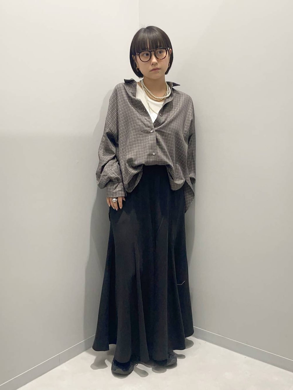 「シャツスタイル、カジュアル、ベーシック/シンプル、オーバーサイズ、シャツ、きれいめカジュアル、ママコーデ、骨格ストレート、秋コーデ、スカート」｜「GLOBAL WORKのチェックシャツ長袖/579509（シャツ/ブラウス、ブラウン系）」を使った、kinacoさん（レディース・158cm）の秋コーディネートの1枚目の写真