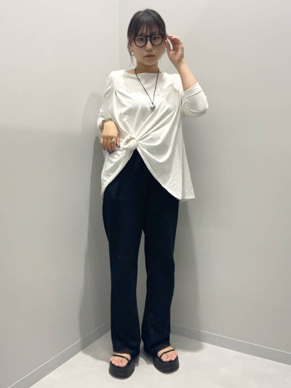 ブラック系のその他パンツ、ホワイト系のTシャツ/カットソーを着用したレディースの夏コーディネートの1枚目の写真