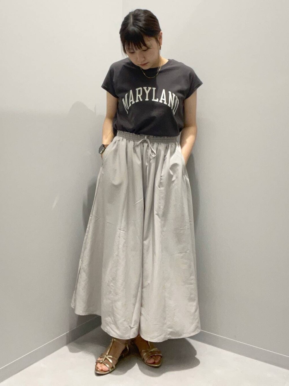 グレー系のTシャツ/カットソー、グレー系のその他パンツを着用したレディースの夏コーディネートの1枚目の写真