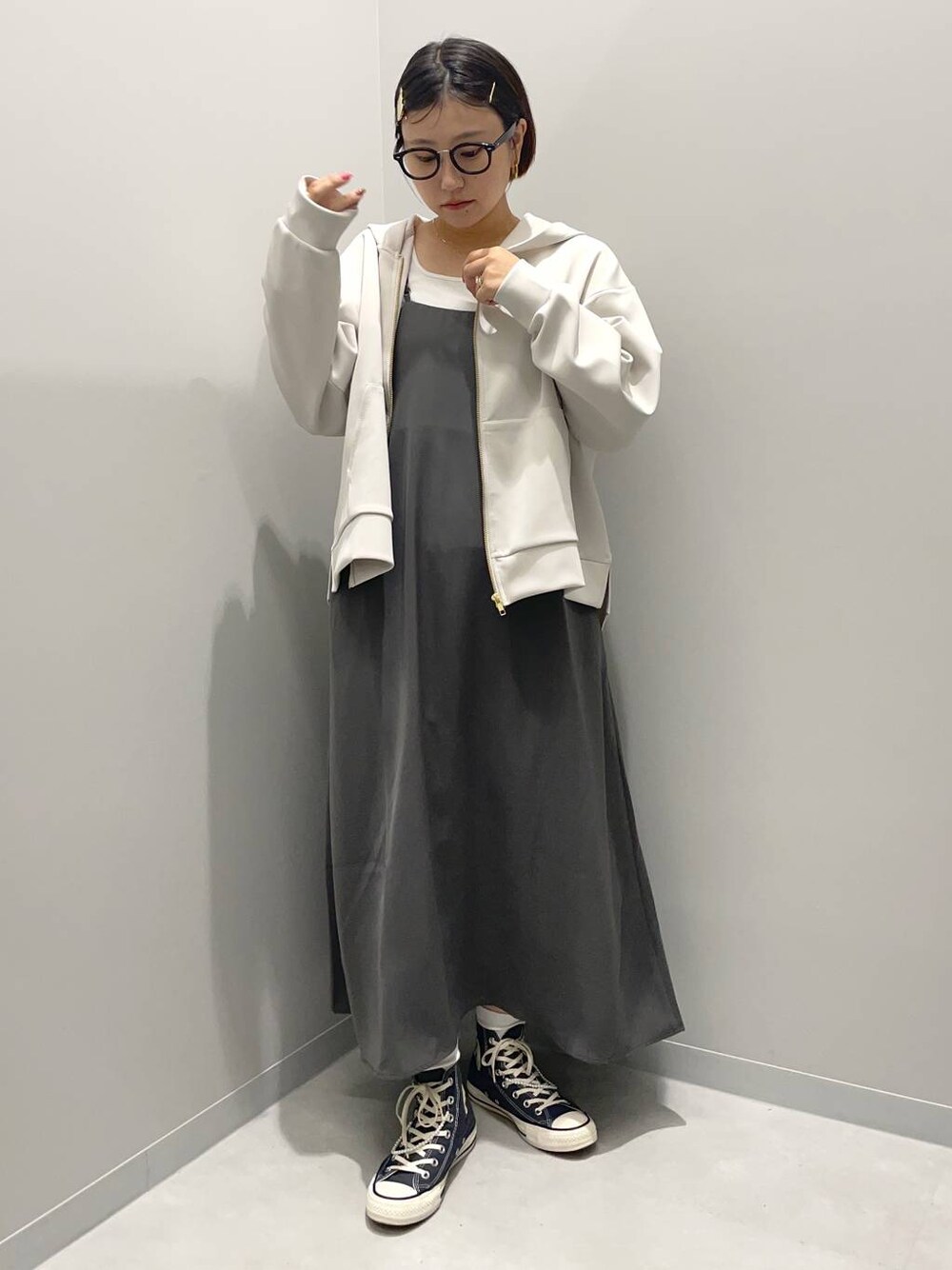 ホワイト系のタンクトップ、グレー系のシャツワンピース、ホワイト系のカーディガン/ボレロを着用したレディースの秋コーディネートの1枚目の写真